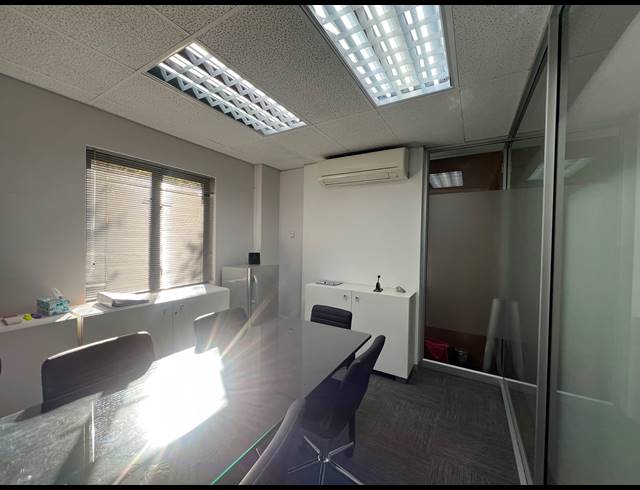 95M² OFFICE TO LET IN HYDE PARK